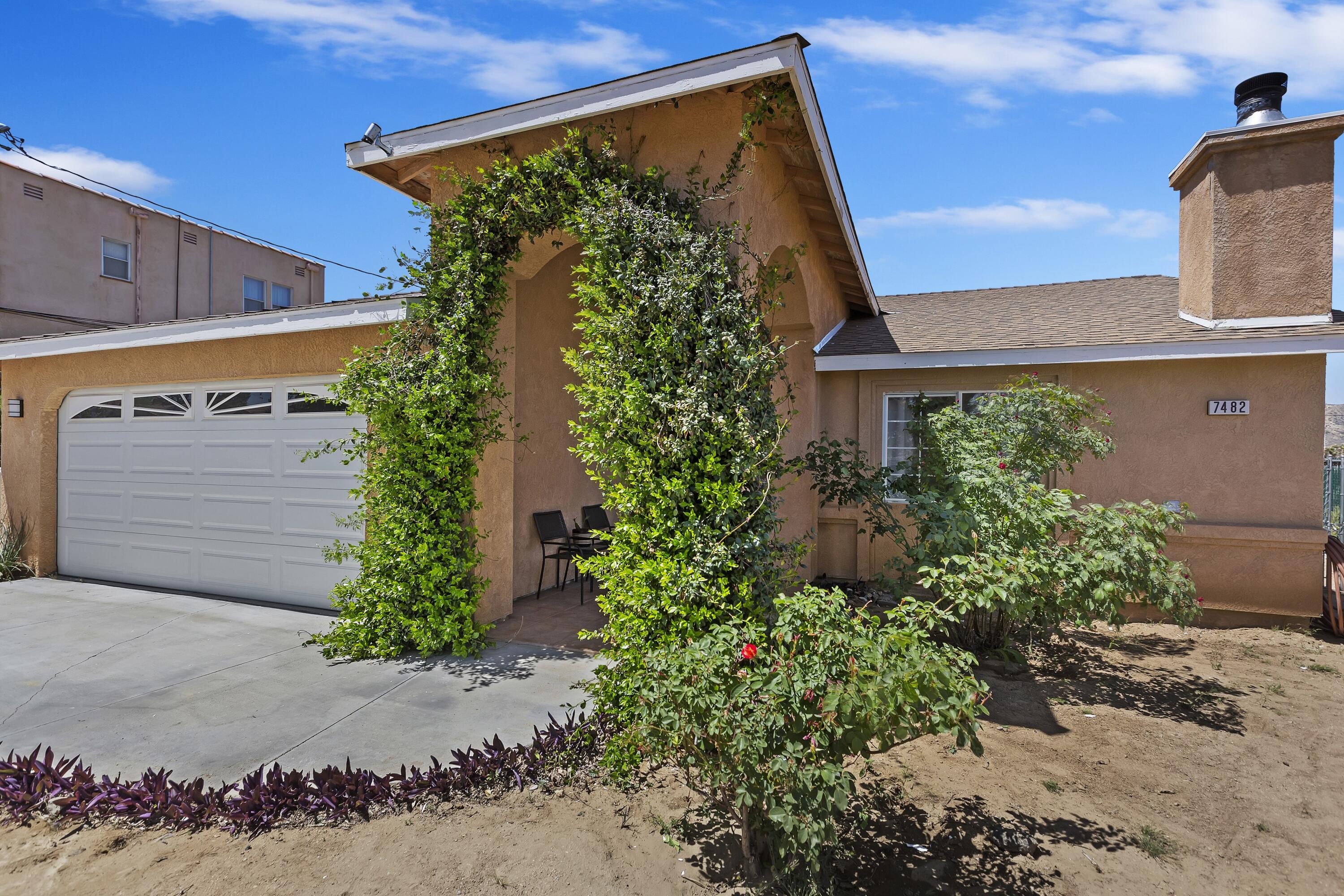 7482 Apache Trail Yucca Valley, CA 92284 - Photo 4 of 38 front view of a house