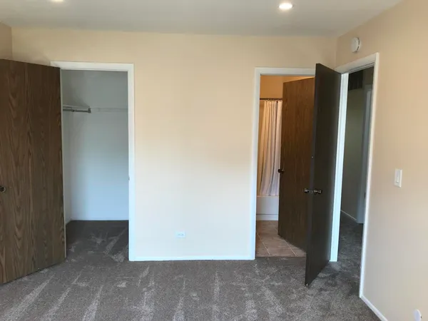 $2,000 | 232 Driftwood Lane, Unit C1, Schaumburg, IL 60193