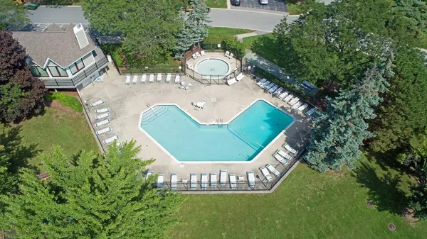 $2,000 | 232 Driftwood Lane, Unit C1, Schaumburg, IL 60193