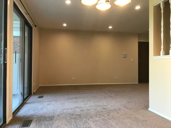 $2,000 | 232 Driftwood Lane, Unit C1, Schaumburg, IL 60193