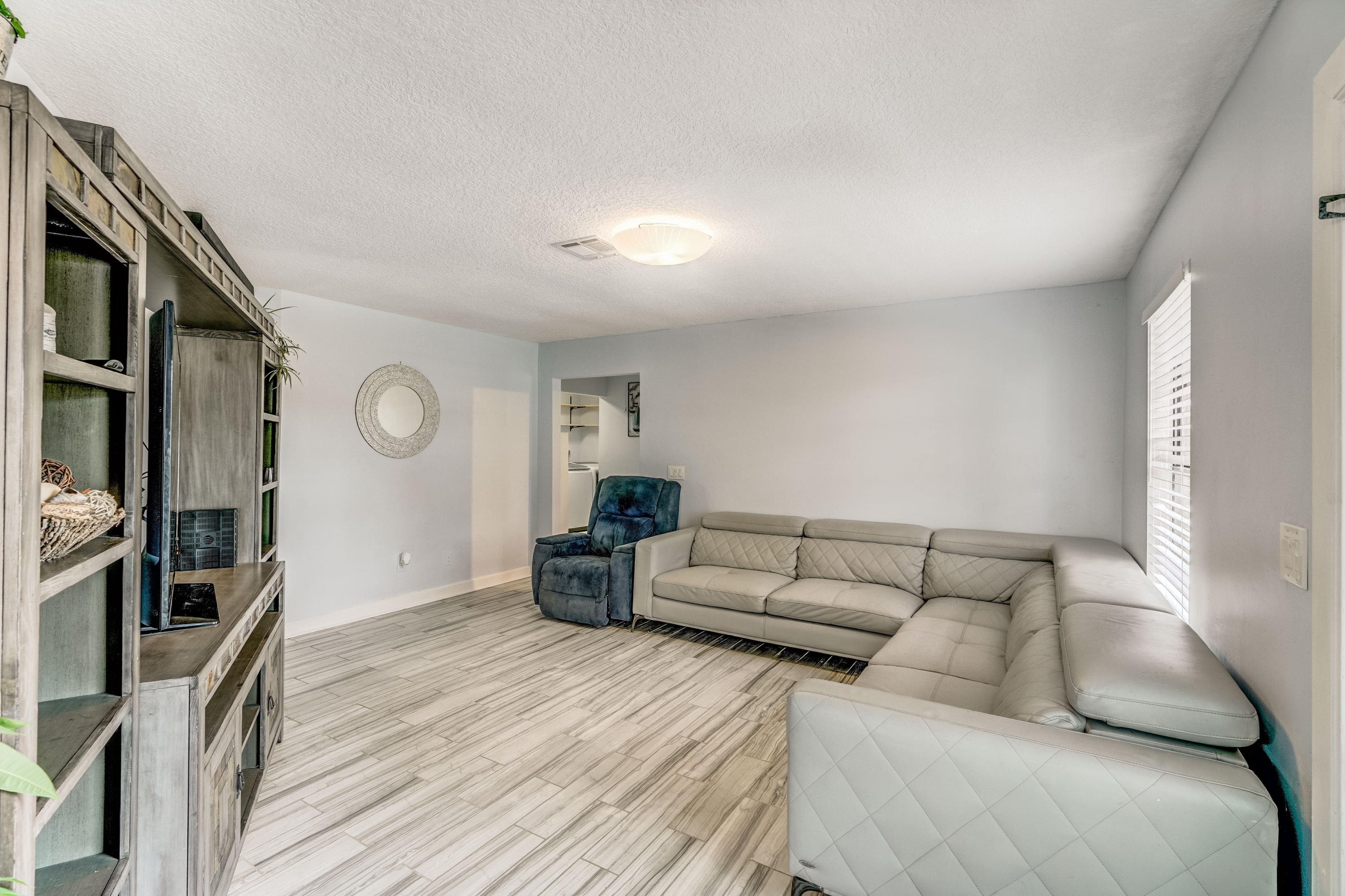 6120 Wolfe Street Jupiter, FL 33458 - Photo 15 of 55 Livingroom