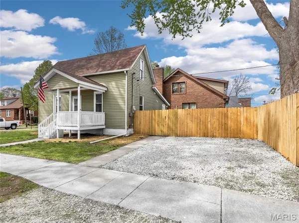 $186,000 | 1103 7th Street, Highland, IL 62249