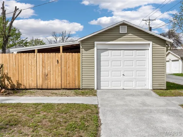 $186,000 | 1103 7th Street, Highland, IL 62249