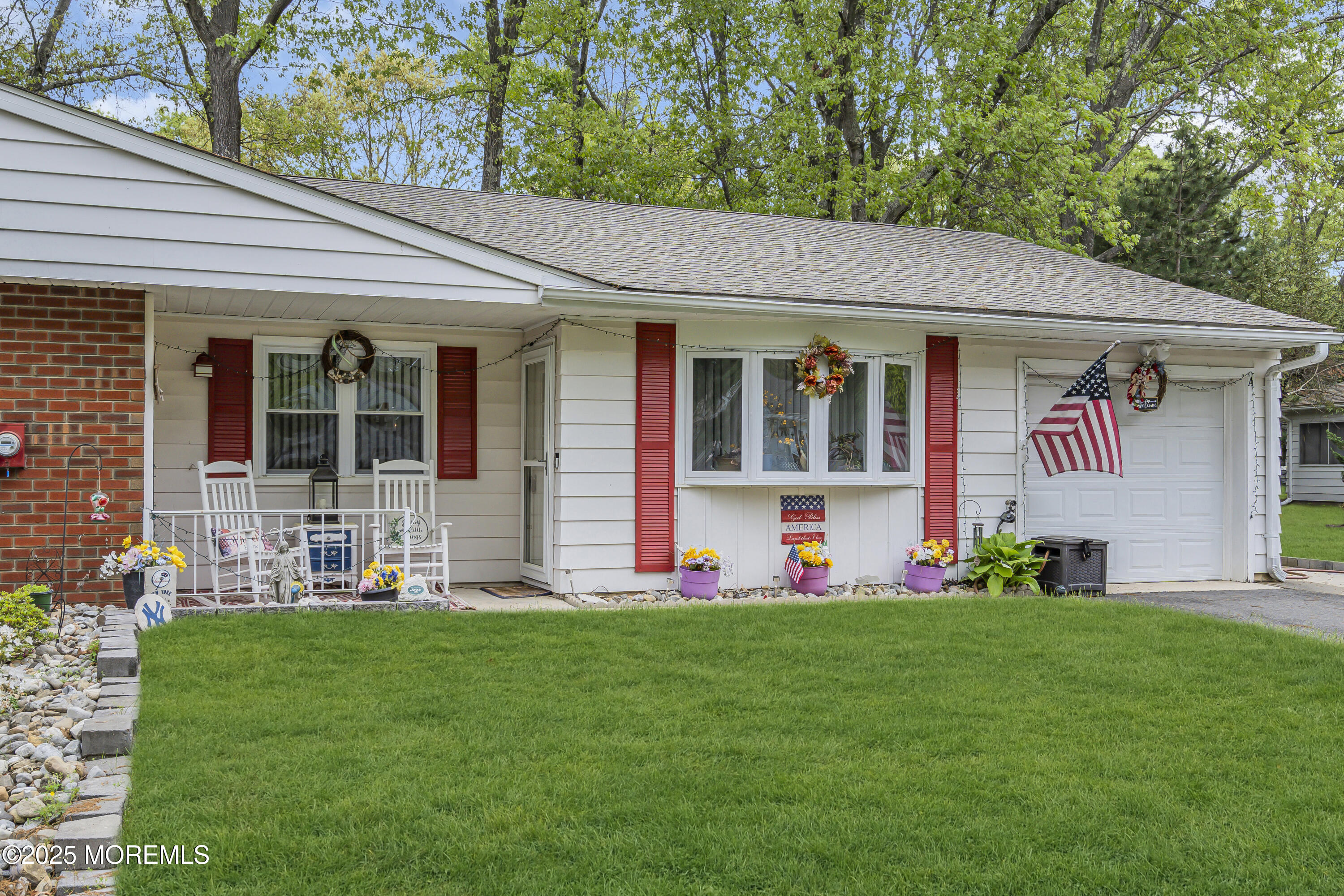 a front view of house with yard