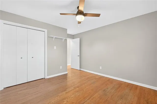 a view of an empty room with ceiling fan