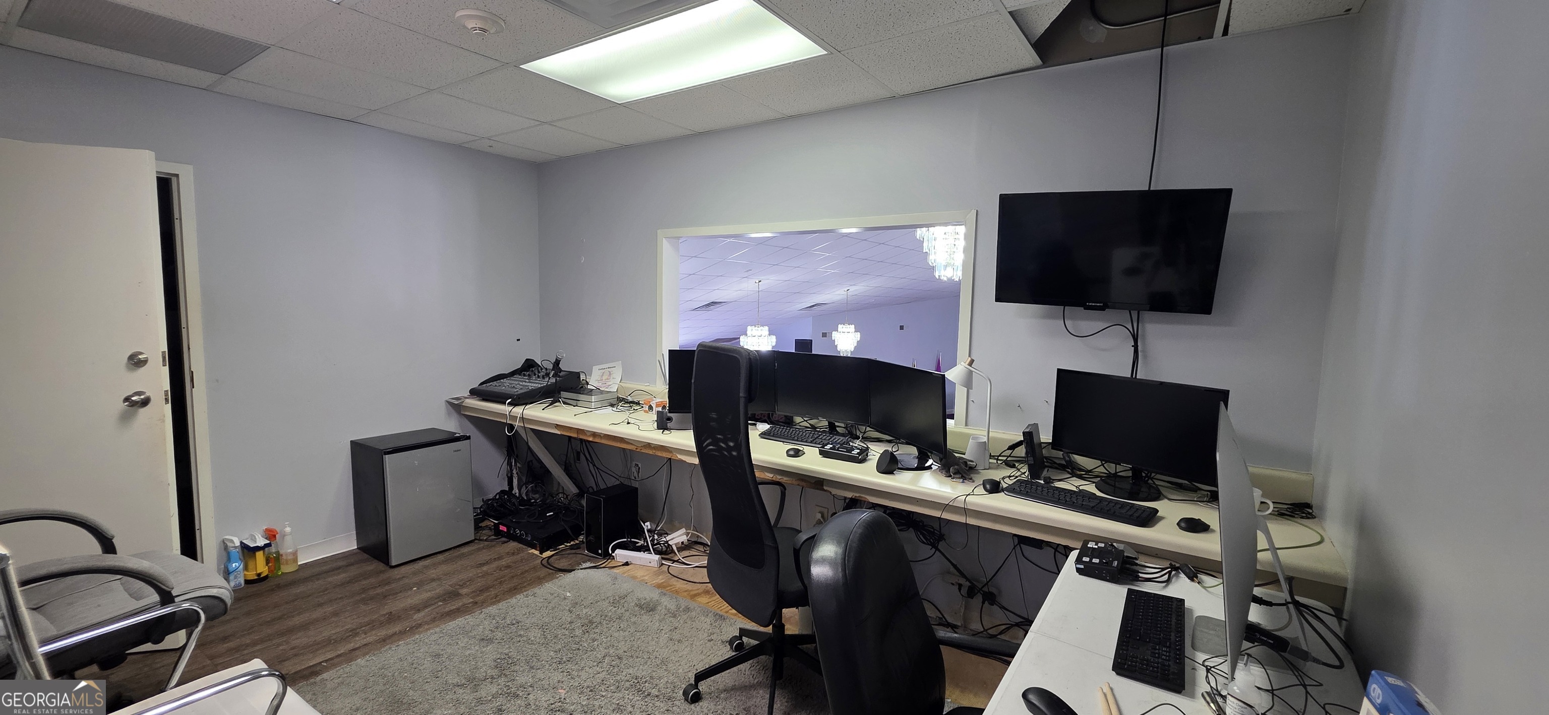 6270 Red Oak Road Atlanta, GA 30349 - Photo 29 of 43 a view of a workspace with furniture