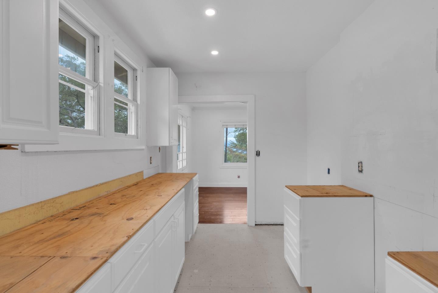 19000 Overlook Road Los Gatos, CA 95030 - Photo 22 of 56 a spacious bathroom with a bathtub and a sink