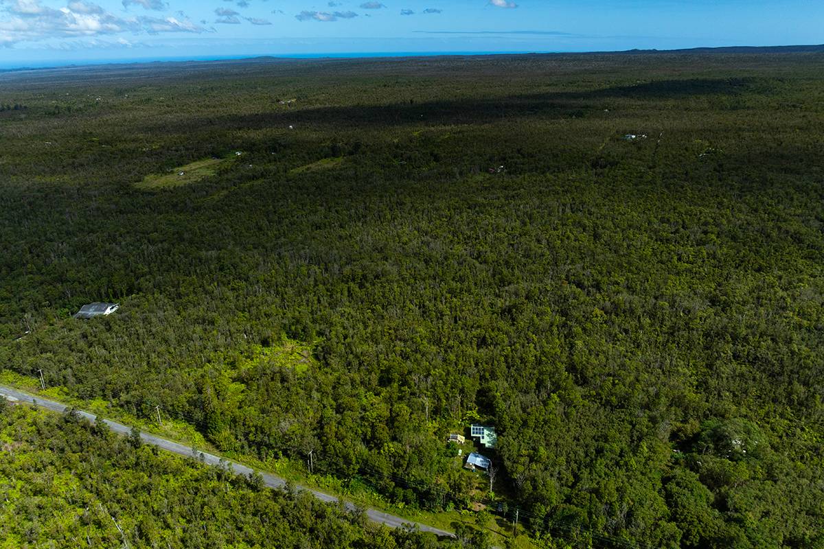 13 Kaleponi Road Pahoa, HI 96778 - Photo 3 of 9 a view of an ocean from a yard