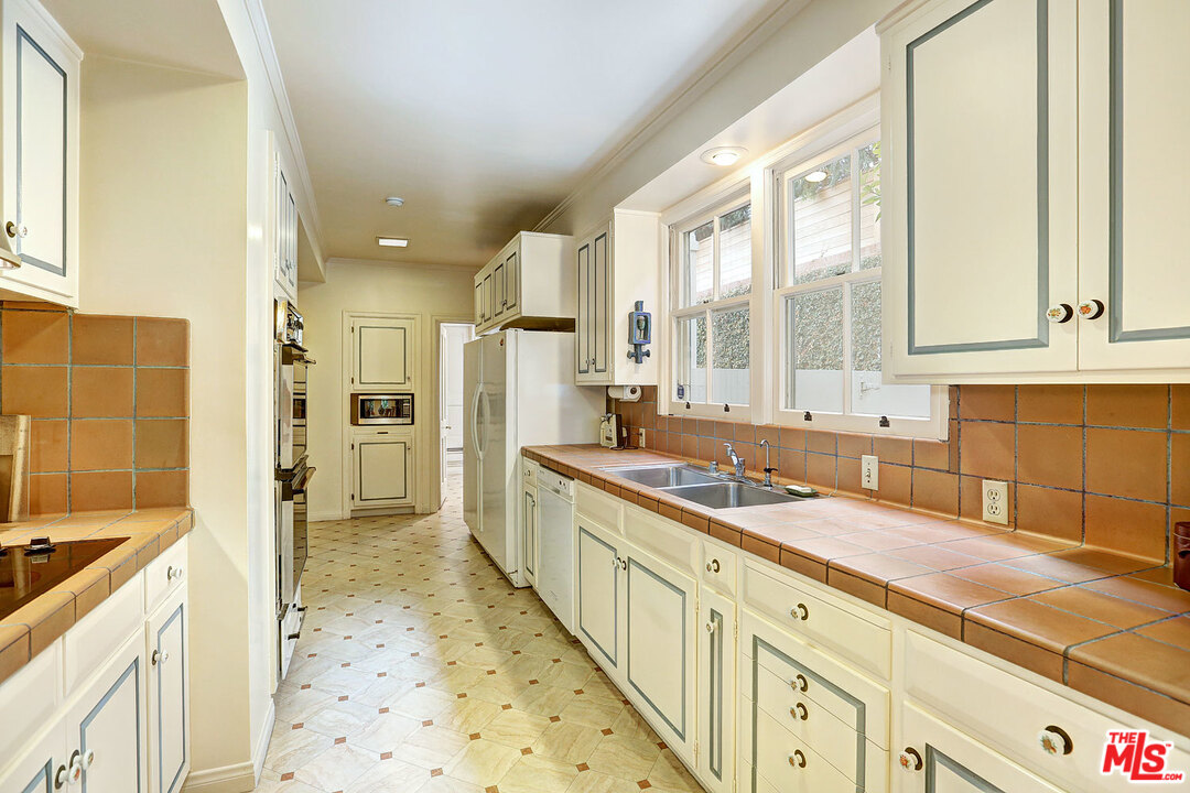 10450 Charing Cross Road Los Angeles, CA 90024 - Photo 11 of 33