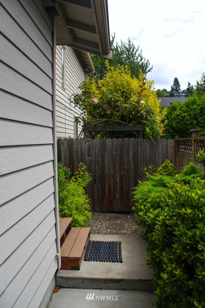 516 Williams Avenue South, Unit B Renton, WA 98057 - Photo 2 of 18 Gallery Image 2
