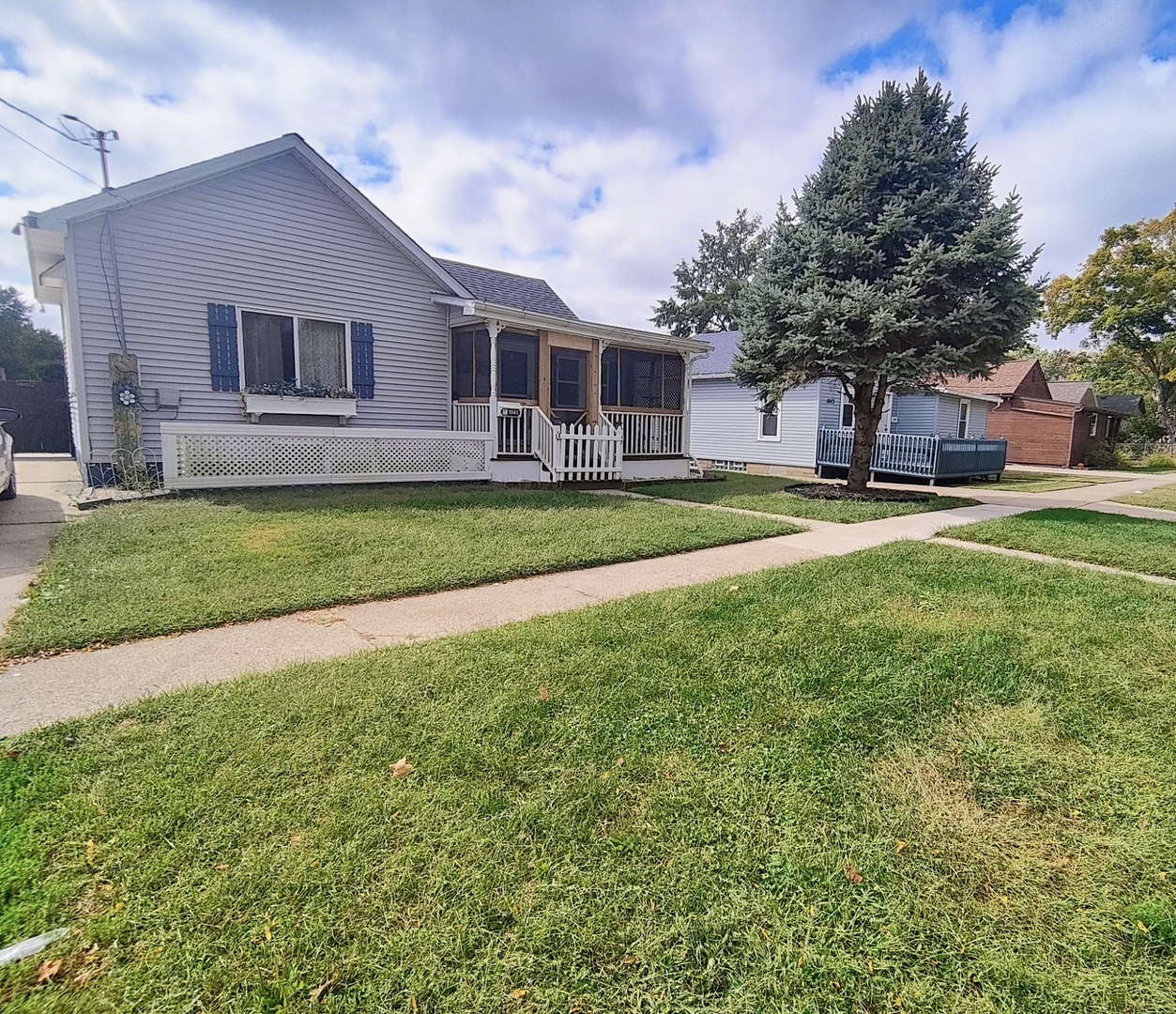 1041 West Dakota Street Spring Valley, IL 61362 - Photo 2 of 15 a front view of a house with a yard and garage