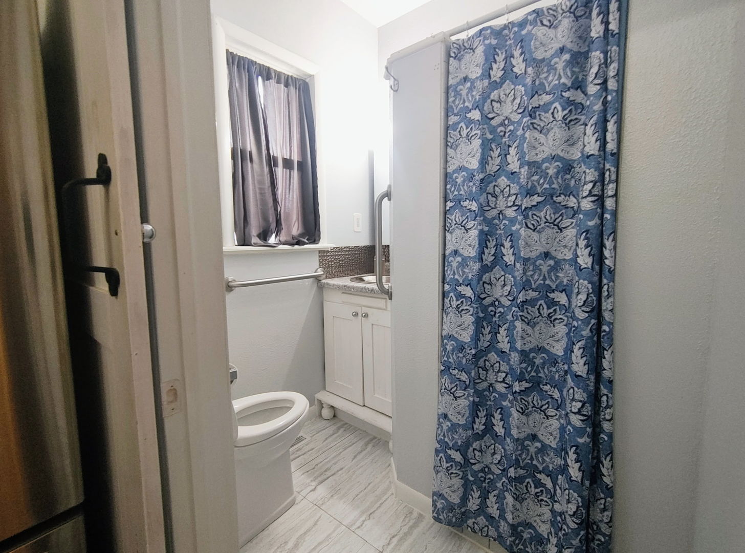 1041 West Dakota Street Spring Valley, IL 61362 - Photo 9 of 15 a bathroom with a shower curtain