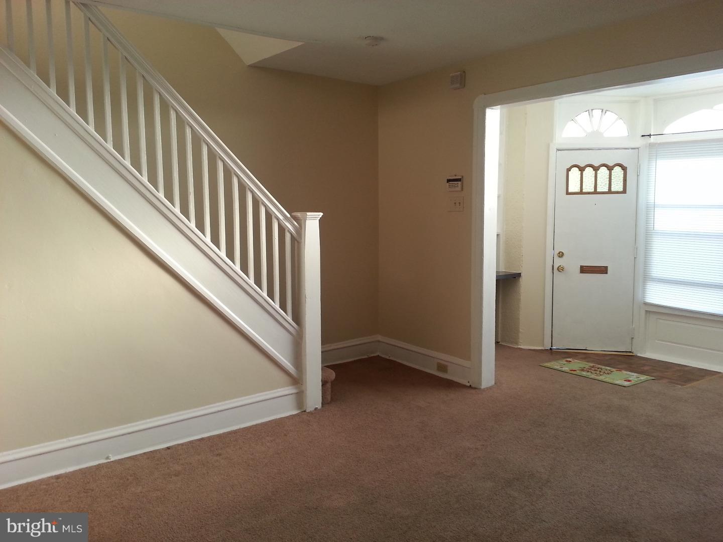 525 Littlecroft Road Upper Darby, PA 19082 - Photo 5 of 20 Living Room