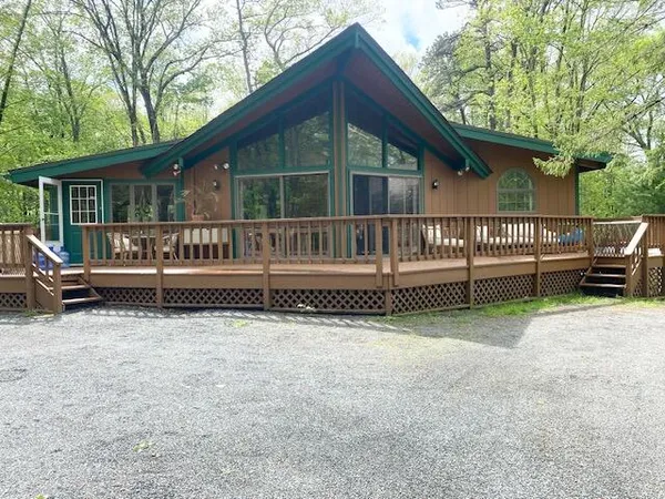$298,900 | 106 Palomino Lane, Hawley, PA 18428