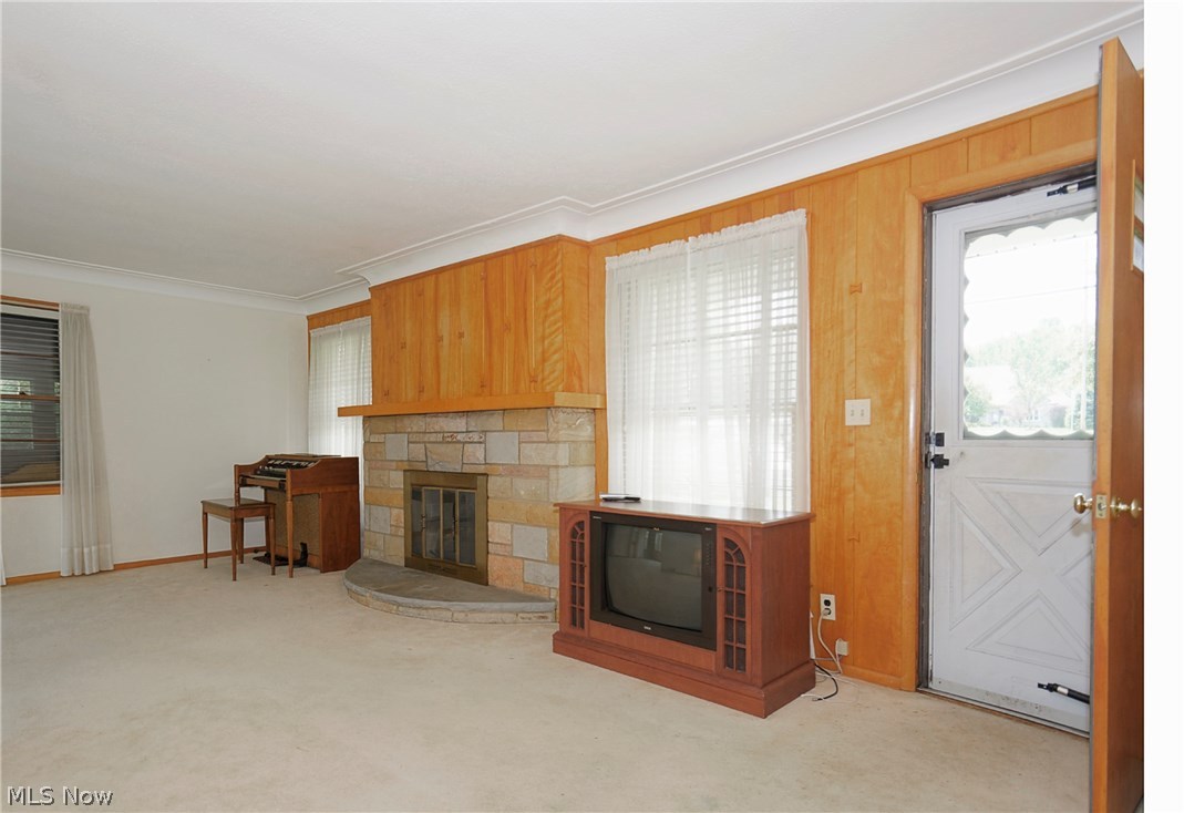 Living room's gas log fireplace * Decorative crown molding