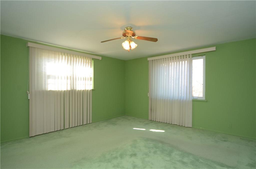 517 Old Farm Road Pittsburgh, PA 15234 - Photo 18 of 24 Master bedroom with ceiling fan for added comfort.
