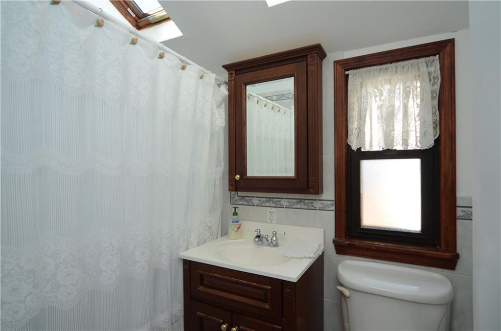 517 Old Farm Road Pittsburgh, PA 15234 - Photo 20 of 24 Full bath on the upper level with tile floor & 2 sky lights filling the space with natural light!