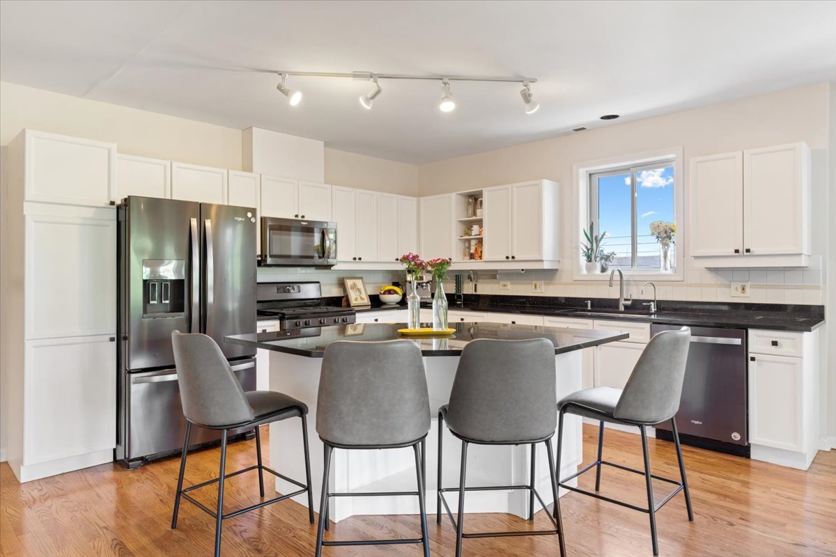 4232 North Harding Avenue, Unit 2N Chicago, IL 60618 - Photo 7 of 19