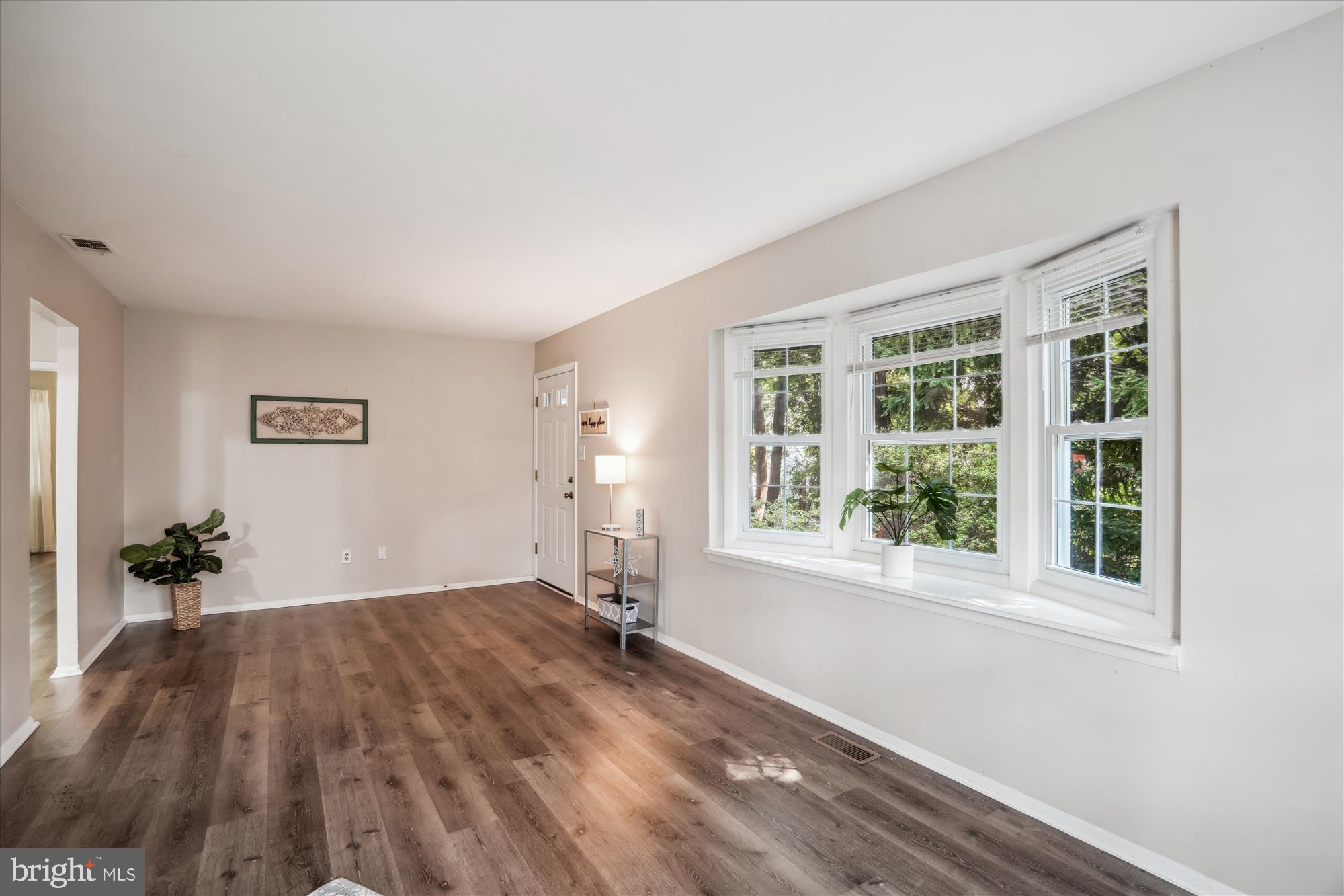 5447 Woodenhawk Circle Columbia, MD 21044 - Photo 4 of 51 LIVING ROOM W/ BEAUTIFUL BAY WINDOW
