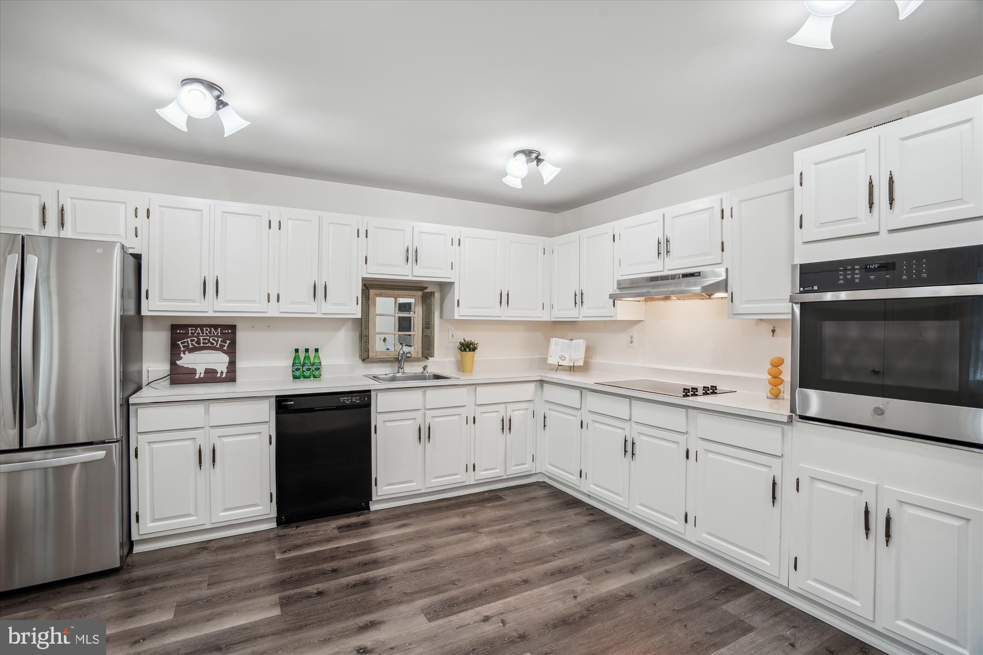 5447 Woodenhawk Circle Columbia, MD 21044 - Photo 9 of 51 SS APPLIANCES & ABUNDANT CABINETRY