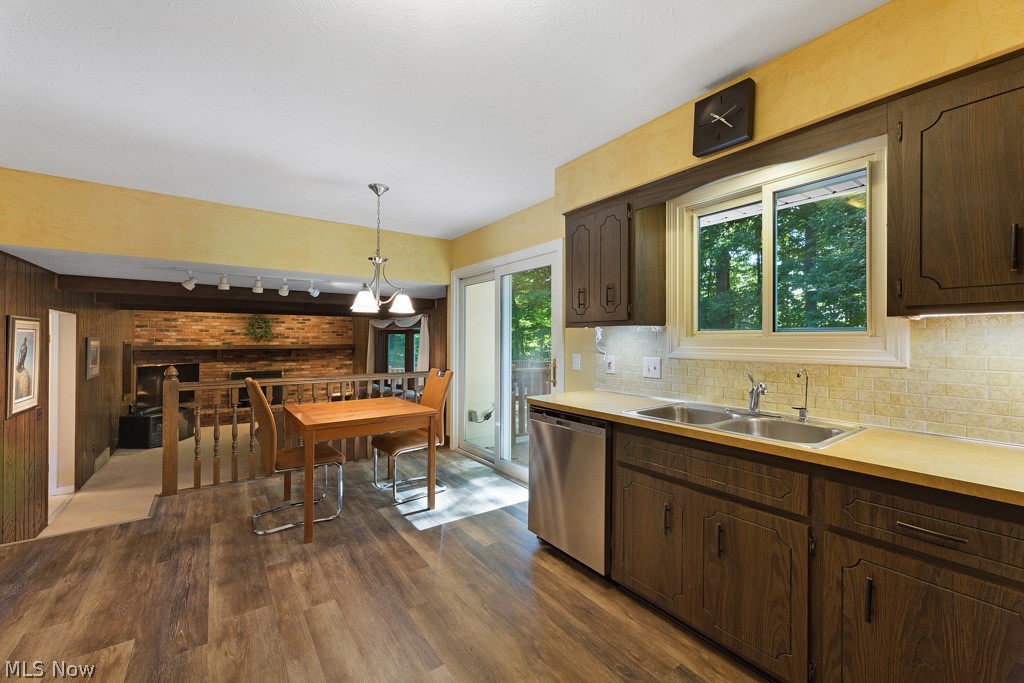 37484 Hunters Ridge Solon, OH 44139 - Photo 10 of 24 Kitchen eating area open to the family room