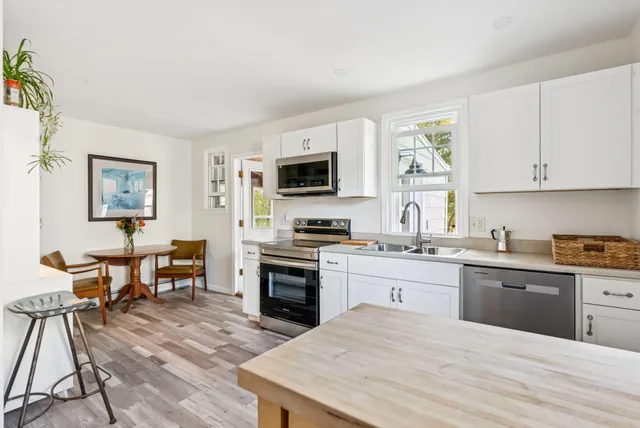 $585,000 | 7 Farm Hill Road, Cape Elizabeth, ME 04107