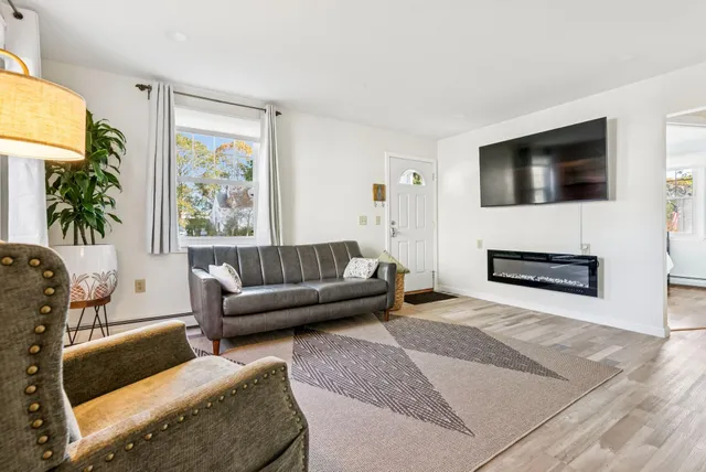 $585,000 | 7 Farm Hill Road, Cape Elizabeth, ME 04107