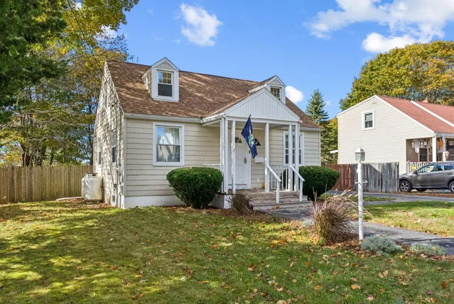 $585,000 | 7 Farm Hill Road, Cape Elizabeth, ME 04107