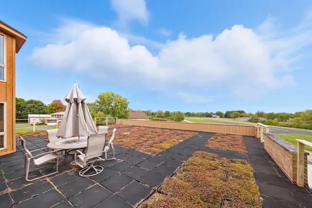 a view of a back yard