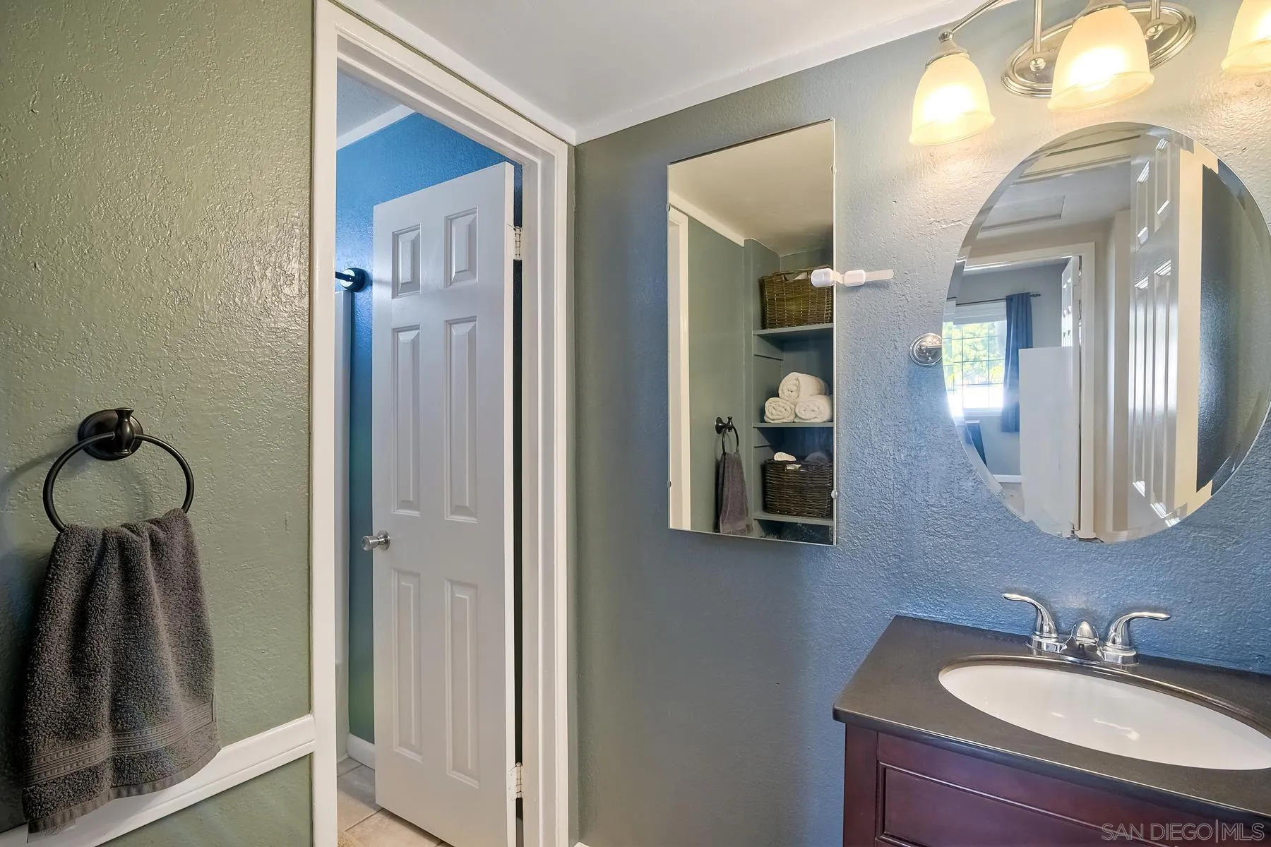 2162 Rising Glen Way San Diego, CA 92139 - Photo 21 of 48 a bathroom with mirror and vanity