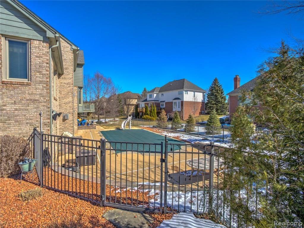 3903 Fawn Drive Rochester, MI 48306 - Photo 7 of 77 back1.jpg