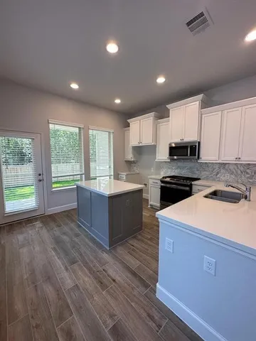 $2,350 | 418 Glacier Pass, Montgomery, TX 77316