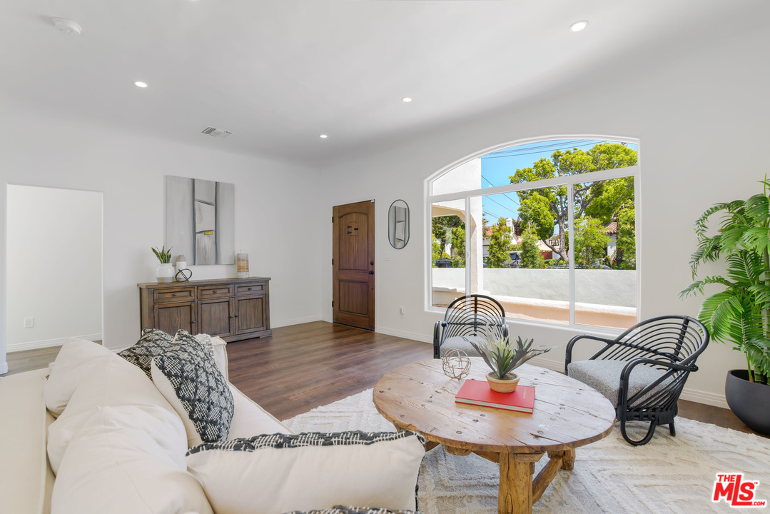 1011 Superba Avenue Venice, CA 90291 - Photo 2 of 20