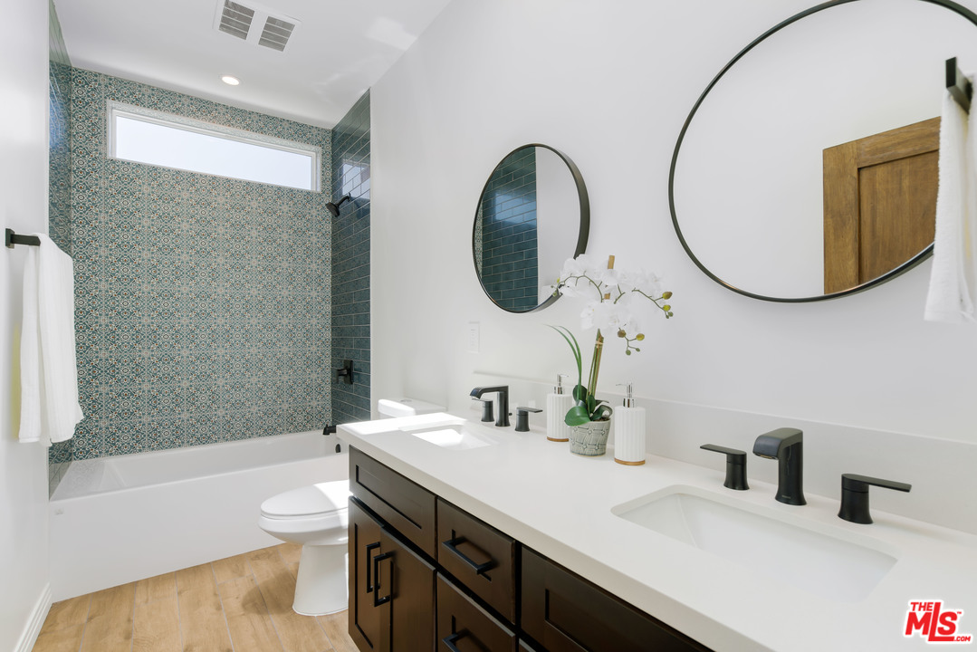 1011 Superba Avenue Venice, CA 90291 - Photo 13 of 20