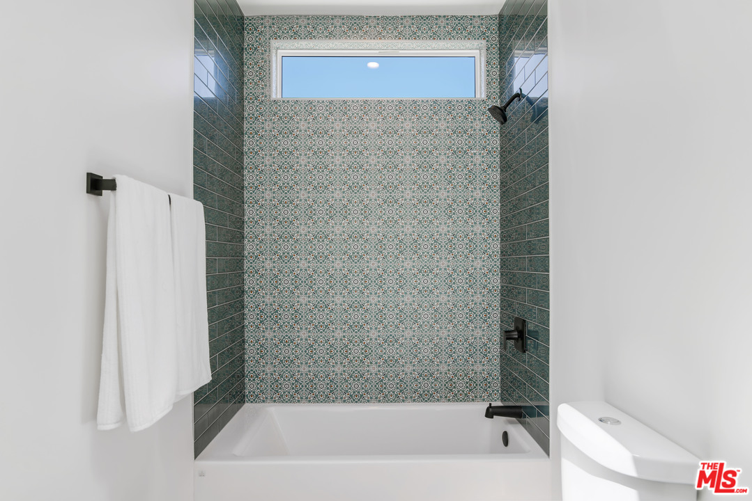 1011 Superba Avenue Venice, CA 90291 - Photo 14 of 20