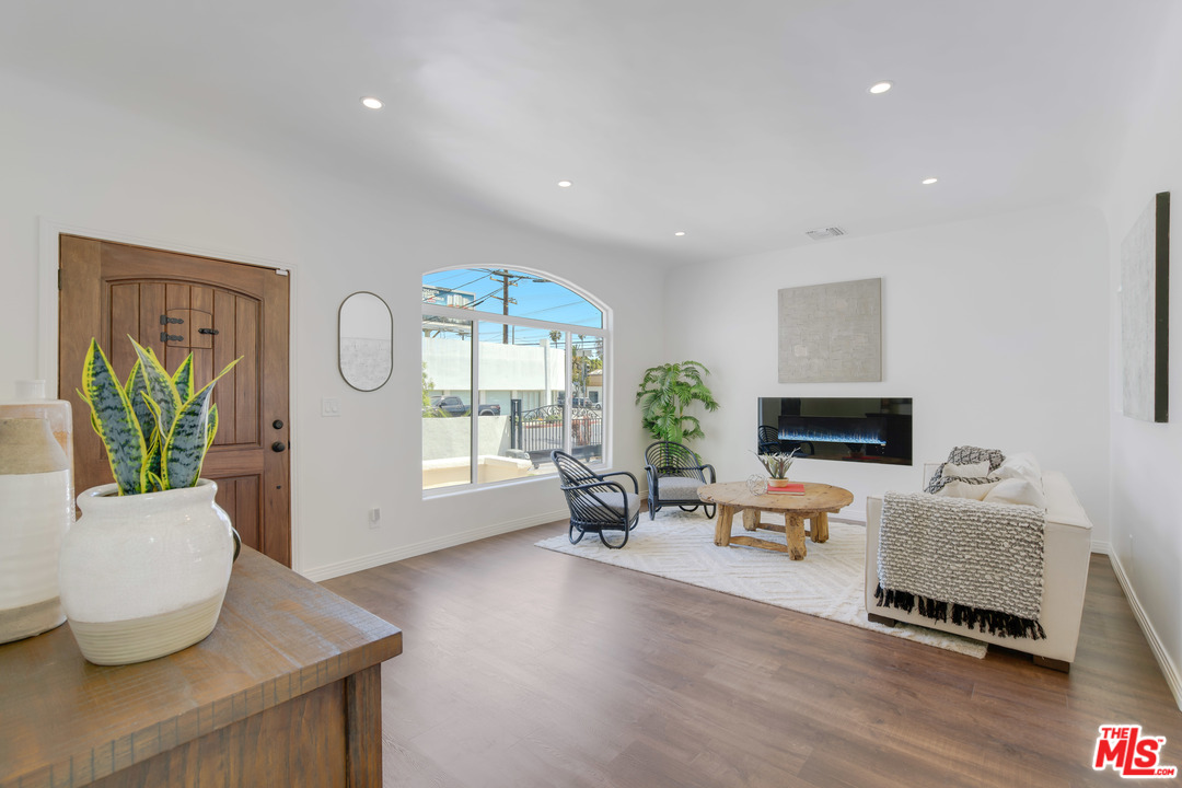 1011 Superba Avenue Venice, CA 90291 - Photo 3 of 20