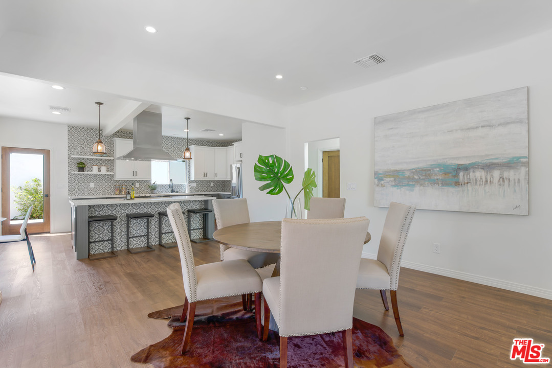 1011 Superba Avenue Venice, CA 90291 - Photo 4 of 20