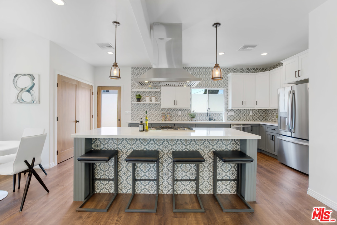 1011 Superba Avenue Venice, CA 90291 - Photo 5 of 20