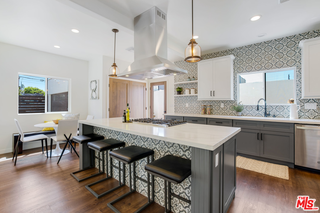 1011 Superba Avenue Venice, CA 90291 - Photo 6 of 20