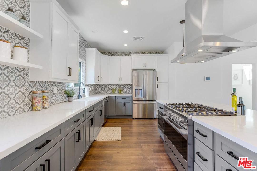 1011 Superba Avenue Venice, CA 90291 - Photo 7 of 20