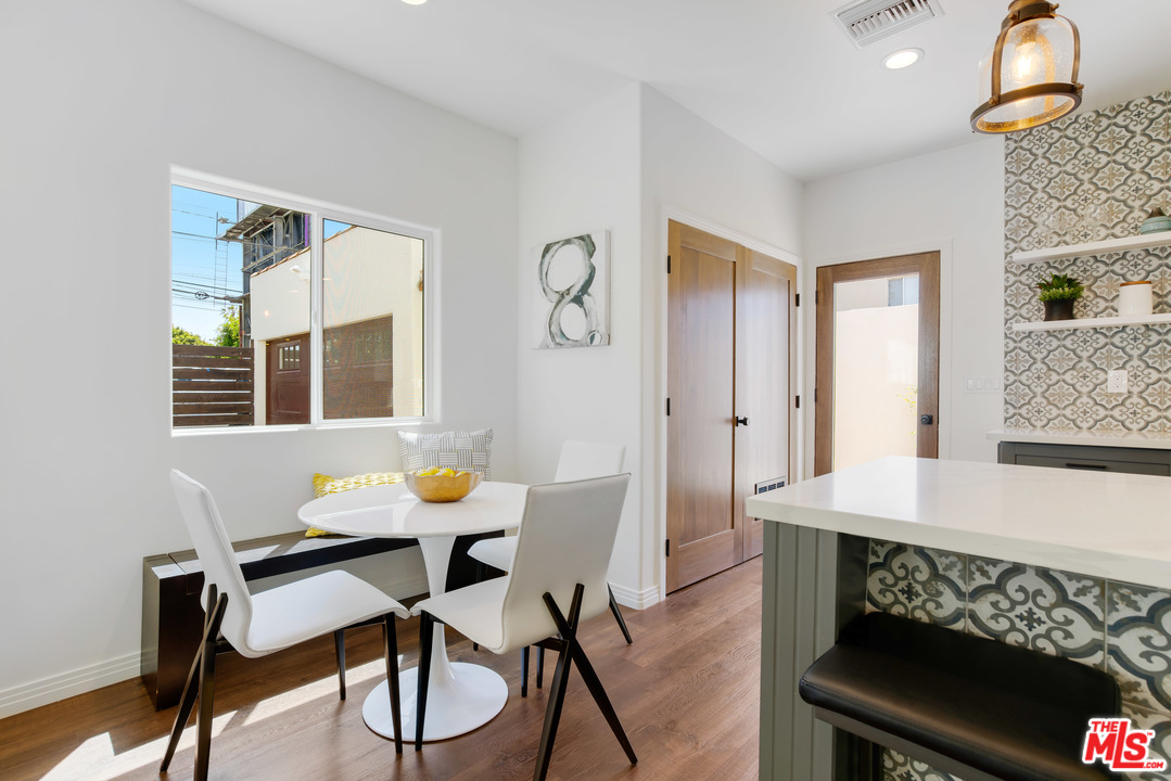 1011 Superba Avenue Venice, CA 90291 - Photo 8 of 20