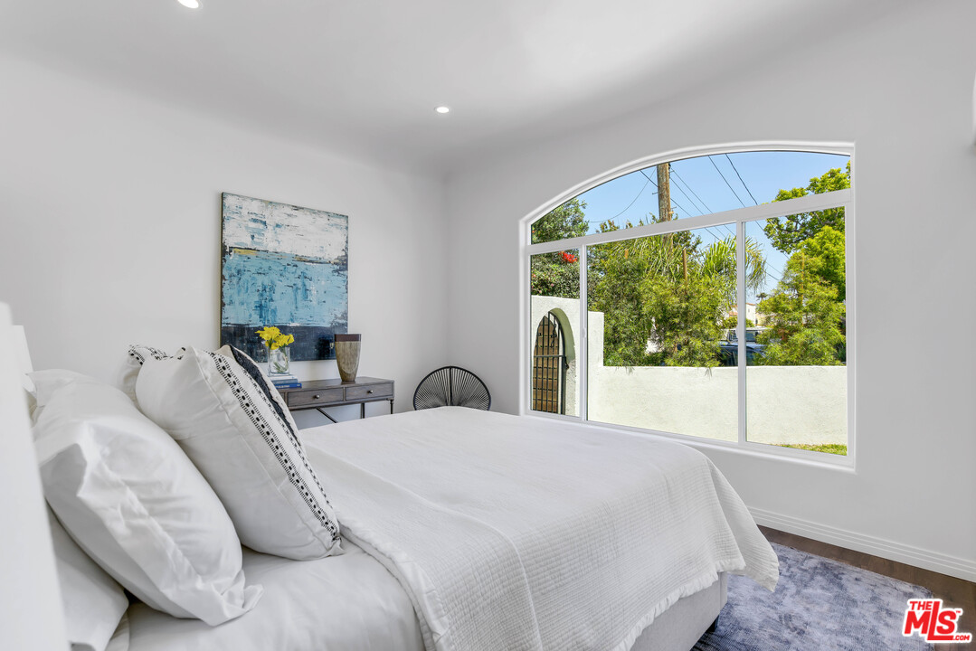 1011 Superba Avenue Venice, CA 90291 - Photo 9 of 20