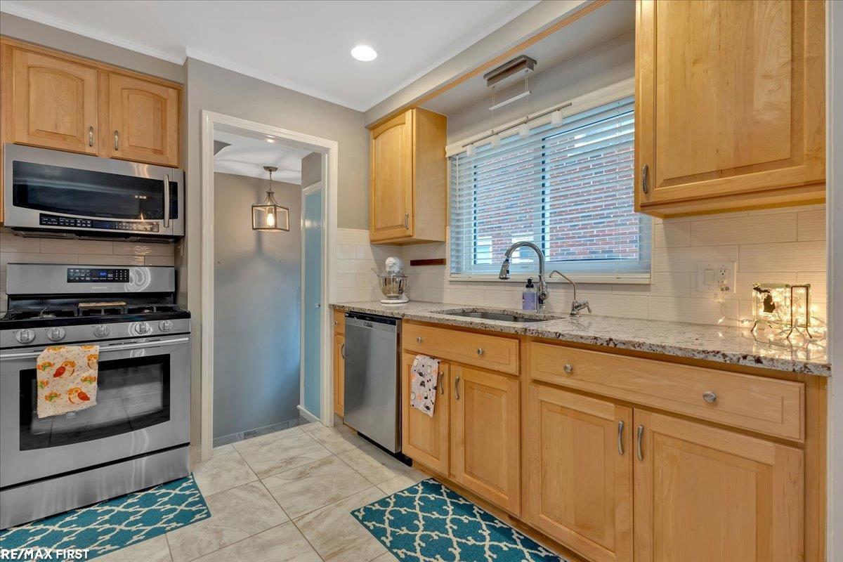 1794 Bournemouth Road Grosse Pointe Woods, MI 48236 - Photo 15 of 32