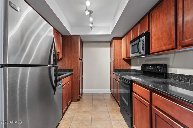 an empty room with closet and a ceiling fan