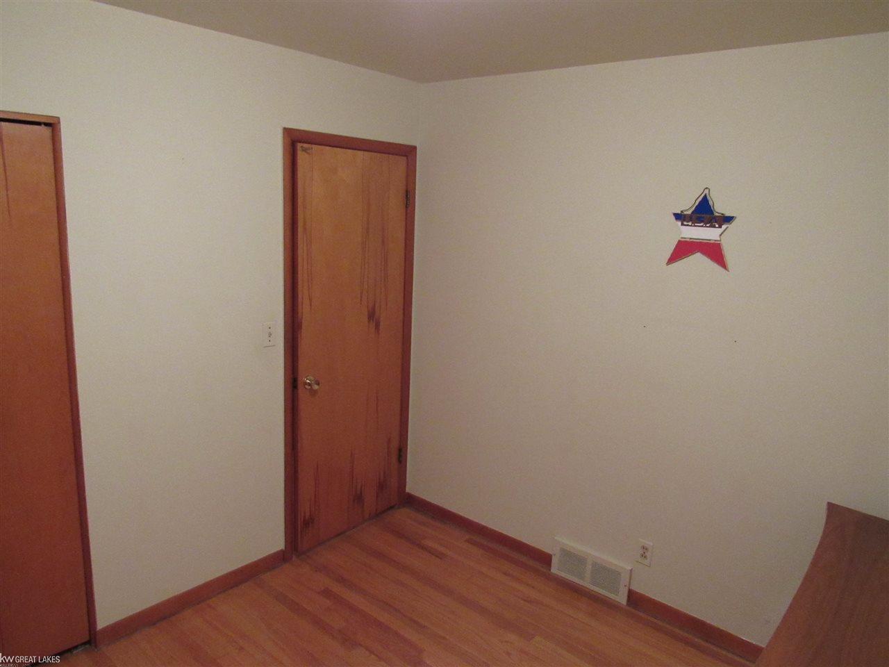 18430 Davidson Road Fraser, MI 48026 - Photo 20 of 26 31340829-19.JPG