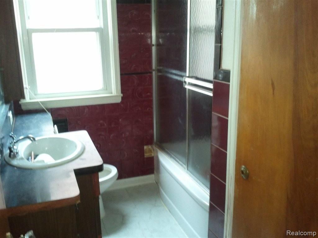 5210 Chase Road Dearborn, MI 48126 - Photo 9 of 13 1st Flr Bth.jpg