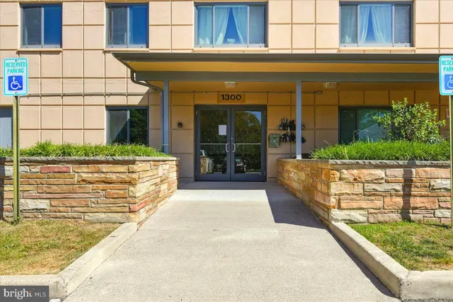 $1,700 | 1200 South Arlington Ridge Road, Unit 717, Arlington, VA 22202