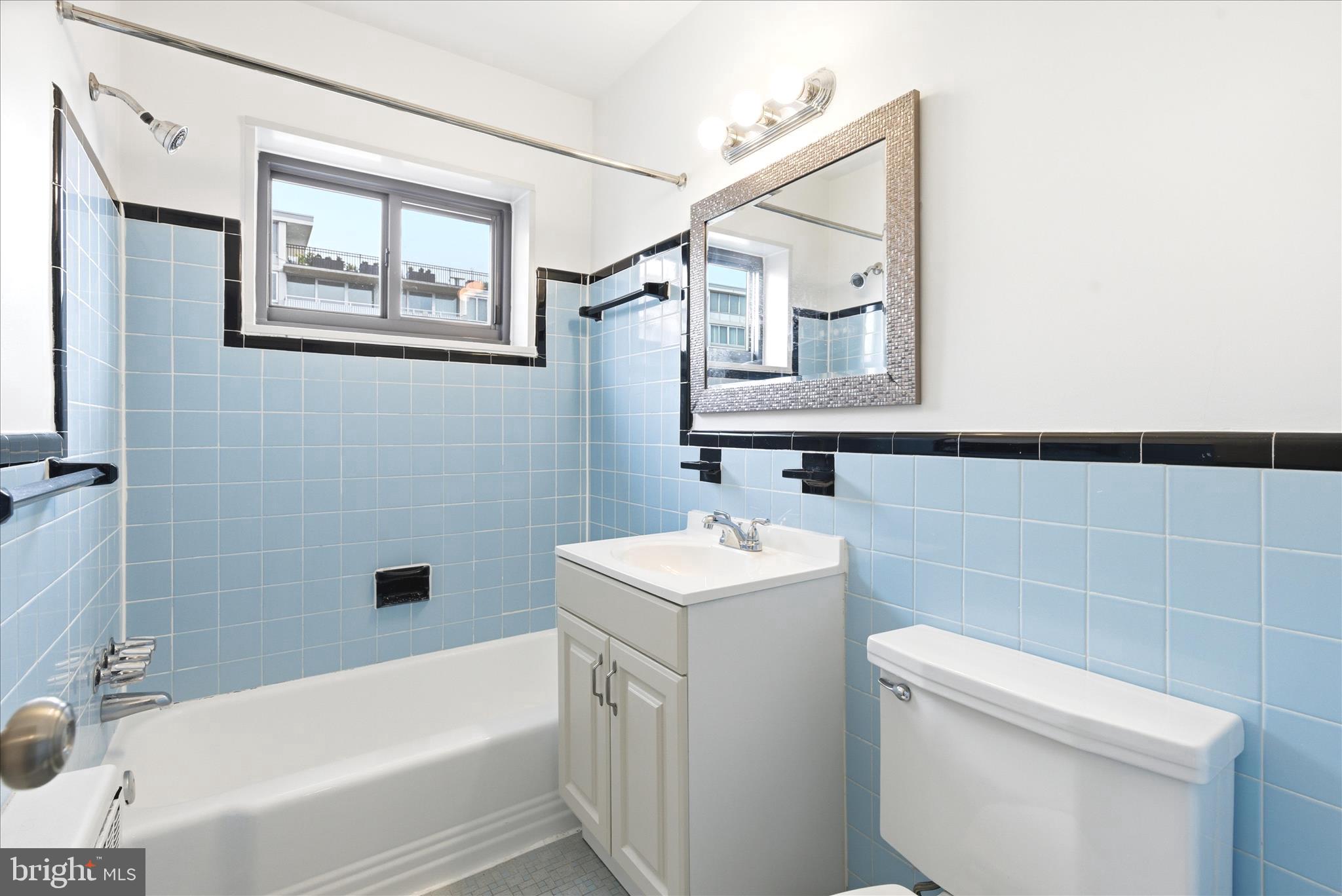 1200 South Arlington Ridge Road, Unit 717 Arlington, VA 22202 - Photo 9 of 24 a bathroom with a toilet sink and bathtub