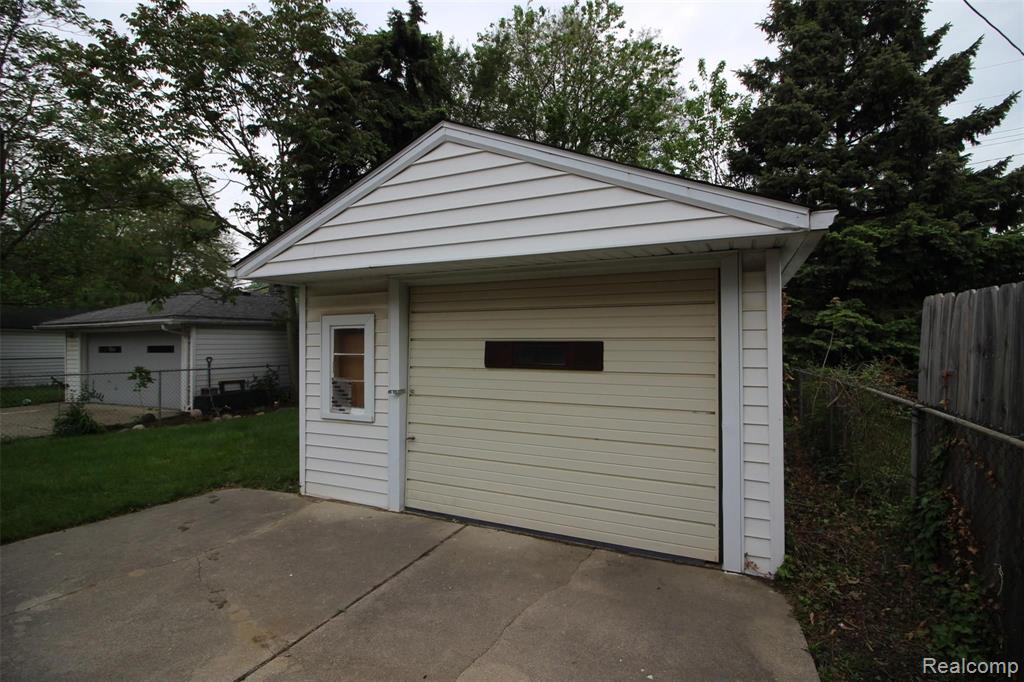 24080 Colgate Street Dearborn Heights, MI 48125 - Photo 7 of 32