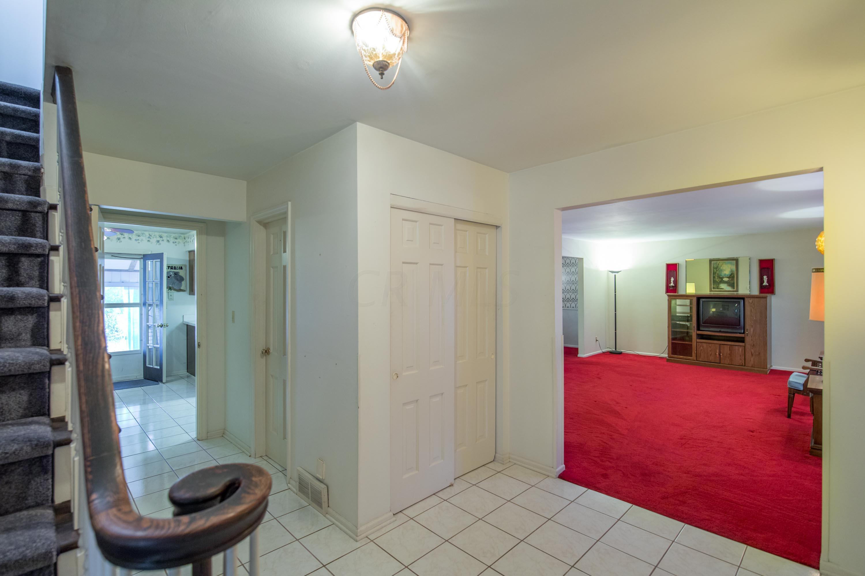 323 North Hamilton Road Columbus, OH 43230 - Photo 5 of 59